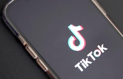Francia, genitori di una ragazza suicida denunciano algoritmo TikTok
