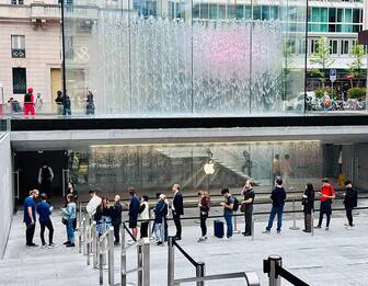 Apple, iPhone 15 disponbile in Italia: la coda in Piazza Liberty