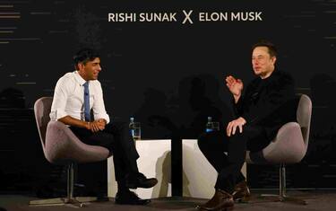 epa10955235 Il primo ministro britannico Rishi Sunak (a sinistra) e l'imprenditore tecnologico Elon Musk (a destra) partecipano a un evento di conversazione nel centro di Londra, Gran Bretagna, il 2 novembre 2023. La conversazione sarà trasmessa in streaming su X (ex Twitter) e segue la due giorni di AI Safety Summit che si è tenuto a Bletchley Park.  EPA/TOLGA AKMEN / PISCINA