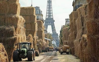 Torre Eiffel tra trattori e balle di fieno, ma foto è creata dall'AI