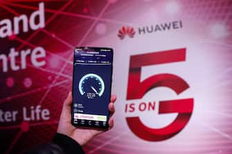 (200129) -- BEIJING, Jan. 29, 2020 (Xinhua) -- A staff member tests the speed with a Huawei 5G mobile phone at Huawei 5G Innovation and Experience Center in London, Britain, on Jan. 28, 2020. (Xinhua/Han Yan) - Han Yan -//CHINENOUVELLE_1.508/2001290837/Credit:CHINE NOUVELLE/SIPA/2001290842 (BEIJING - 2020-01-28, CHINE NOUVELLE/SIPA / IPA) p.s. la foto e' utilizzabile nel rispetto del contesto in cui e' stata scattata, e senza intento diffamatorio del decoro delle persone rappresentate