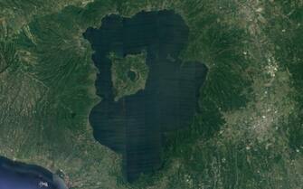 cratere dell'isola vulcanica Luzon, che ospita il lago Taal, nelle Filippine, visto da Google Earth