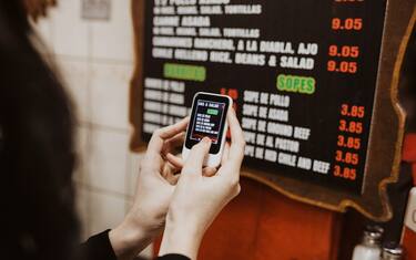 Ecco Pocketalk, il traduttore simultaneo di 74 lingue