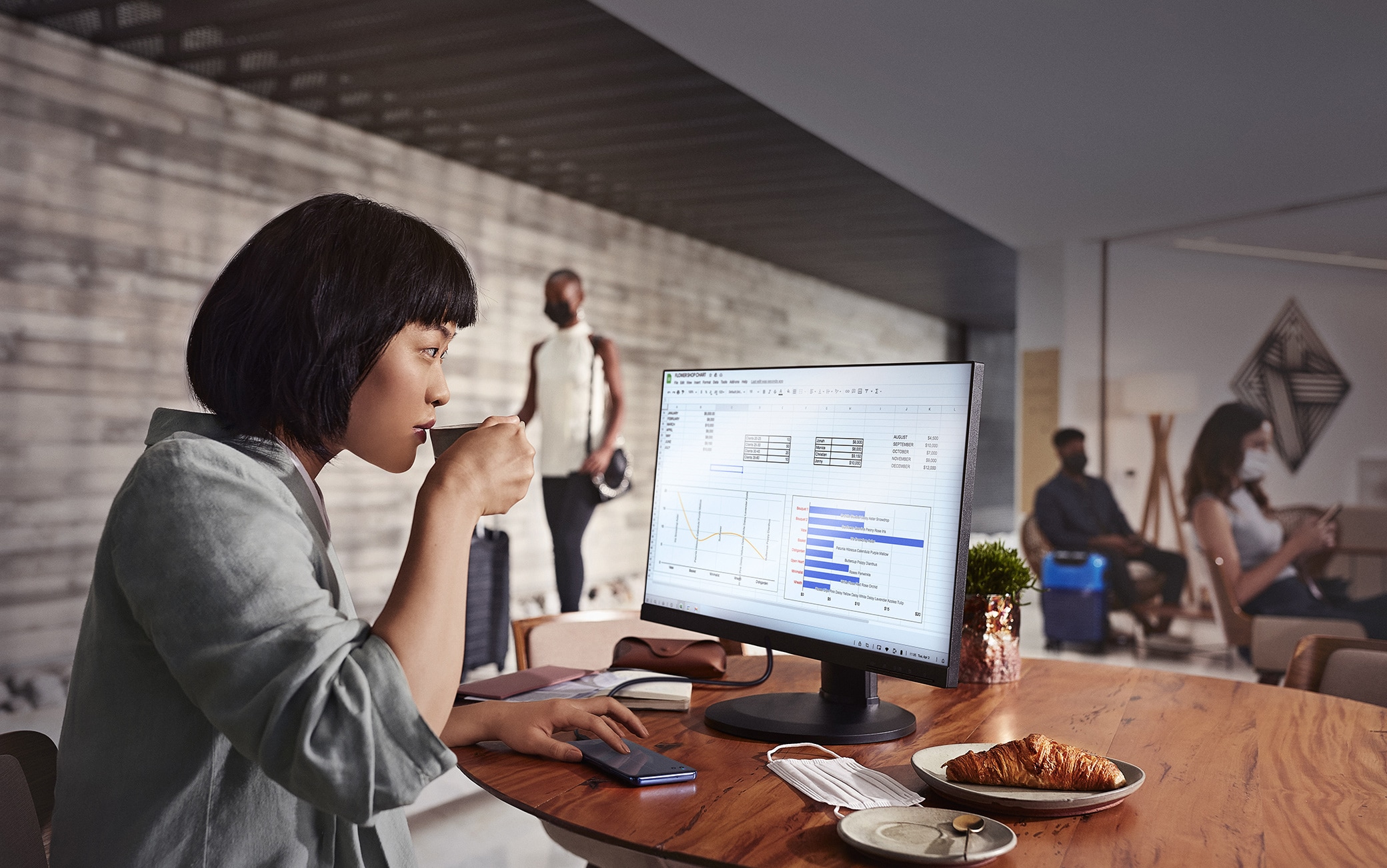 Grazie a Ready For è possibile collegare lo smartphone a tv e monitor e lavorare su schermi più grandi Grazie a Ready For è possibile collegare lo smartphone a tv e monitor e lavorare su schermi più grandi