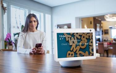 Echo Show 10, da Amazon il nuovo assistente vocale che ci segue