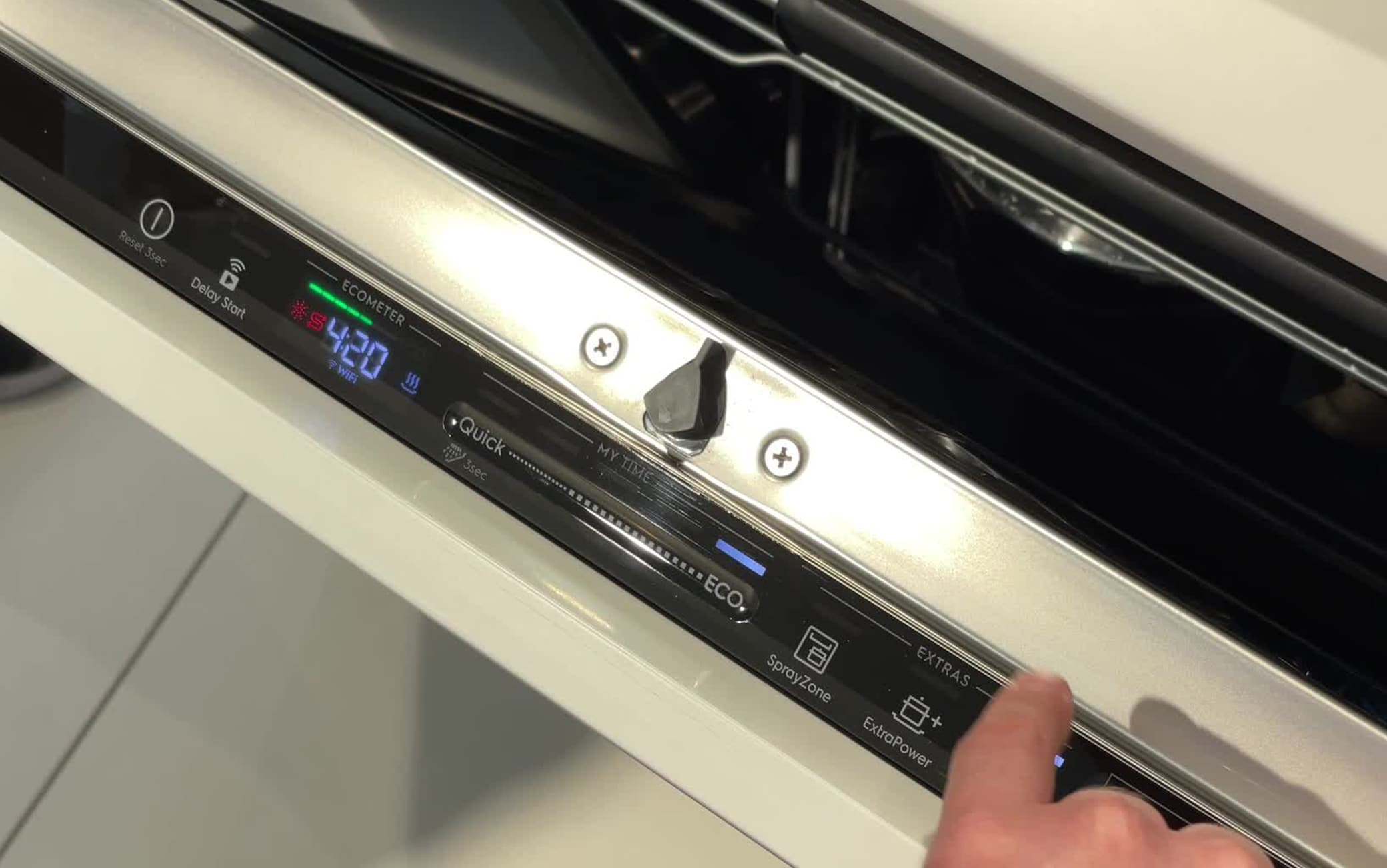 La tecnologia QuickSelect sulle lavastoviglie offre informazioni immediati sui consumi di acqua ed energia