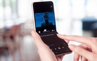 Uno smartphone pieghevole Samsung