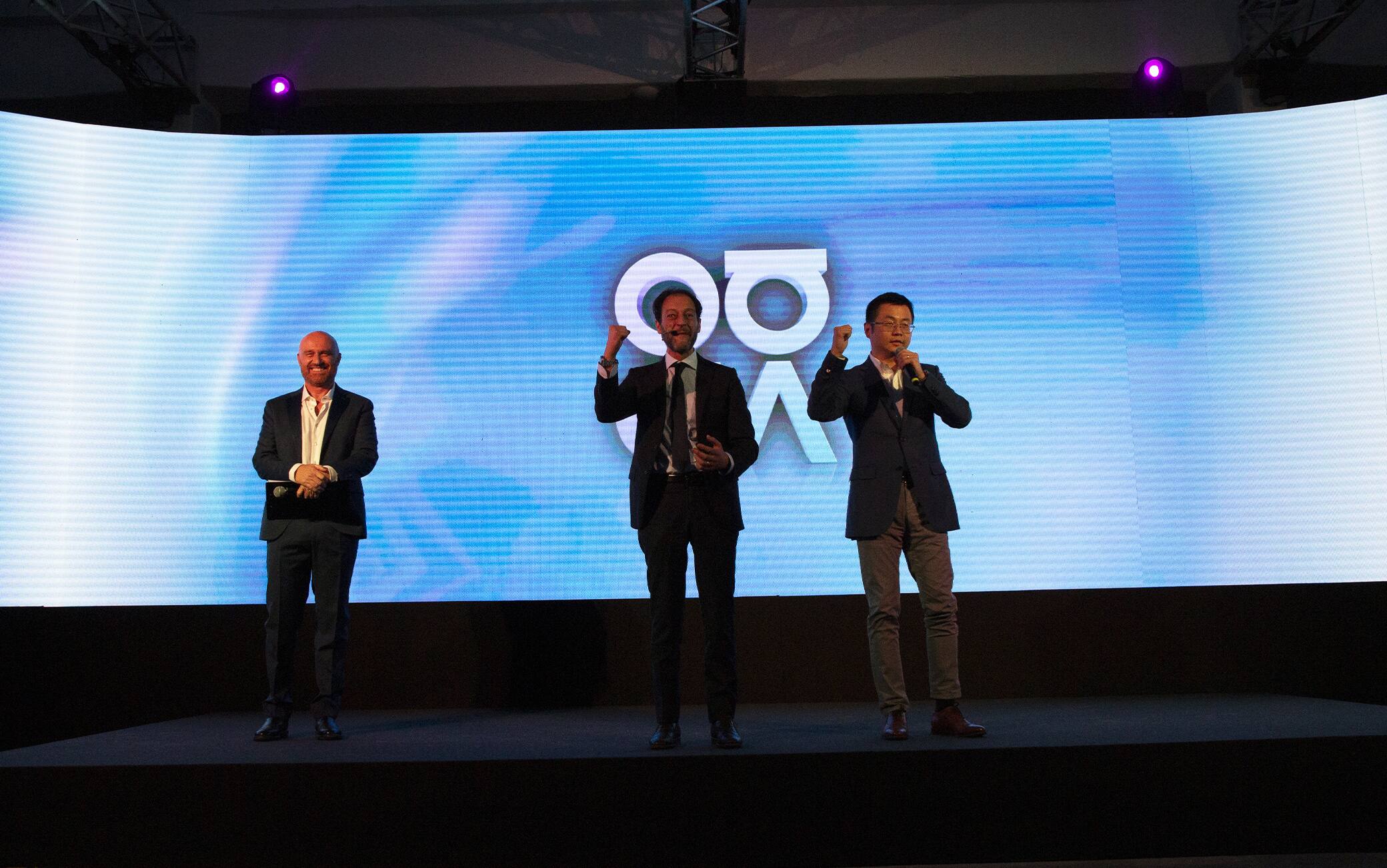 Da sinistra, uno degli ambassador di Huawei, Rudi Zerbi, Pier Giorgio Furcas e Stephen Duan, rispettivamente deputy general manager e general manager di Huawei CBG Italia