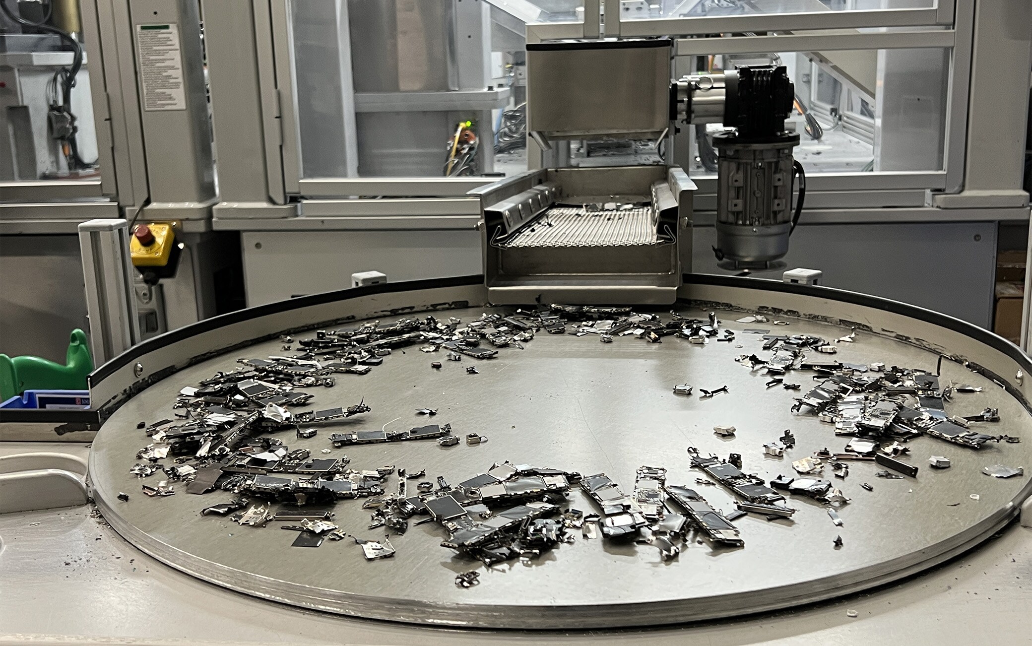 Daisy separa i materiali in modo da farli rientrare nella catena di produzione e evitare gli sprechi Daisy separa i materiali in modo da farli rientrare nella catena di produzione e evitare gli sprechi