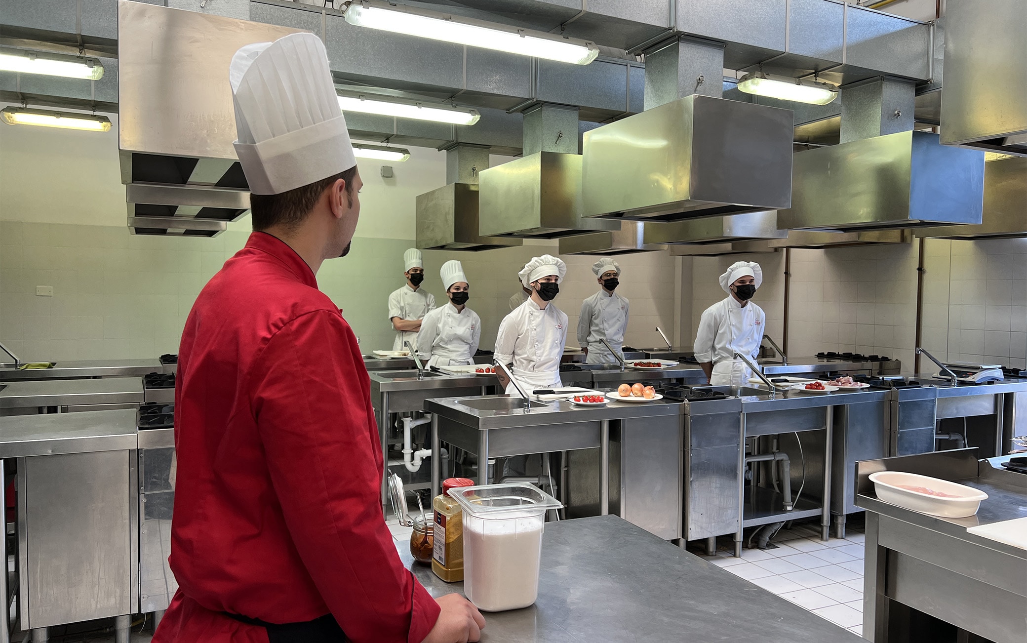 Studenti al lavoro nel laboratorio di cucina della scuola di formazione della Cooperativa Sociale In-Presa di Carate Brianza