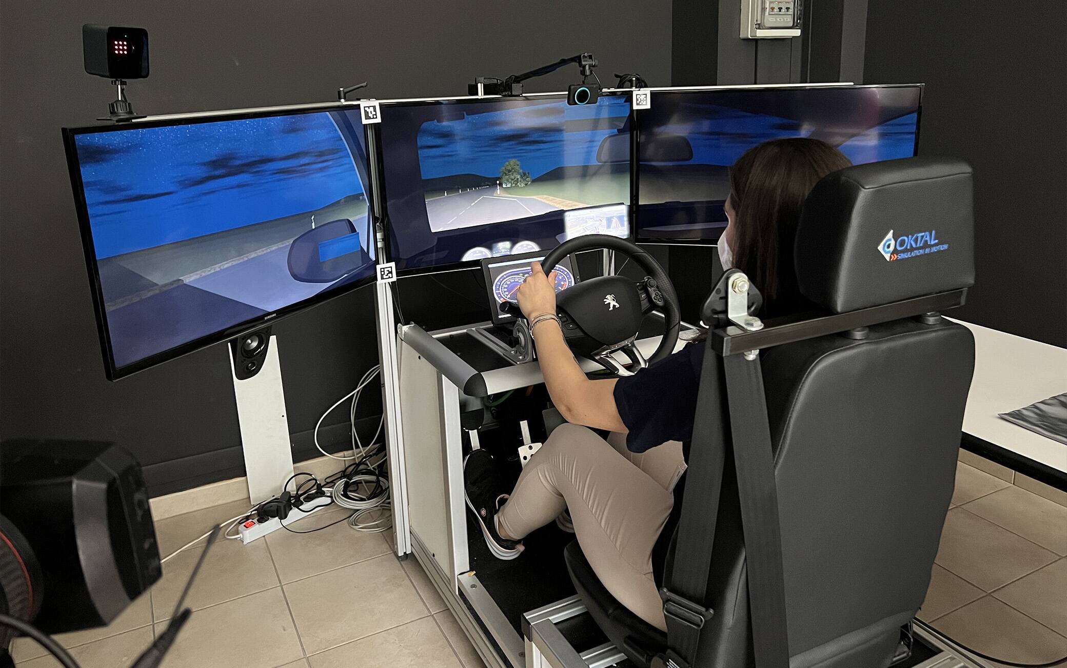 Studentessa al lavoro su un simulatore di guida