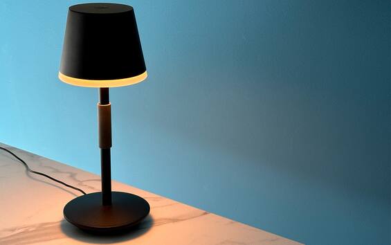 Philips HUE, here is the smart and portable table lamp