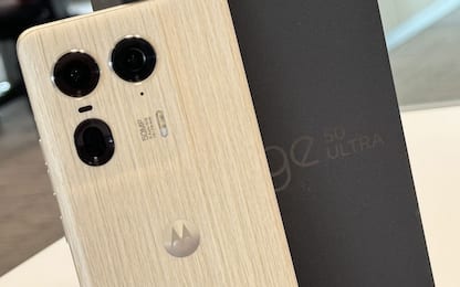 Uno smartphone di legno pieno di tecnologia: Motorola edge 50 ultra