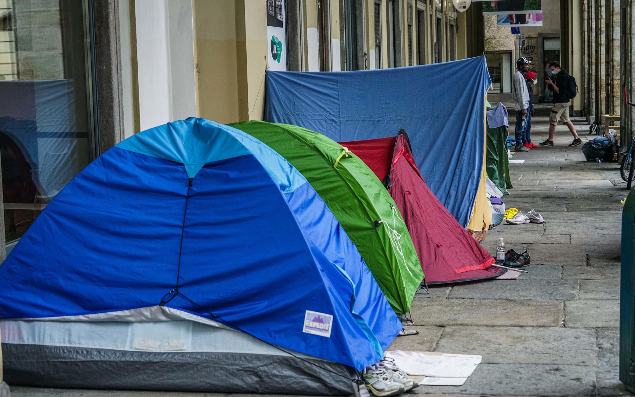 I senzatetto accampati davanti al Comune Continua la protesta dei senzatetto sotto al comune dopo lo sfratto dal sito di piazza d'Armi, Torino, 11 maggio 2020. ANSA/TINO ROMANO