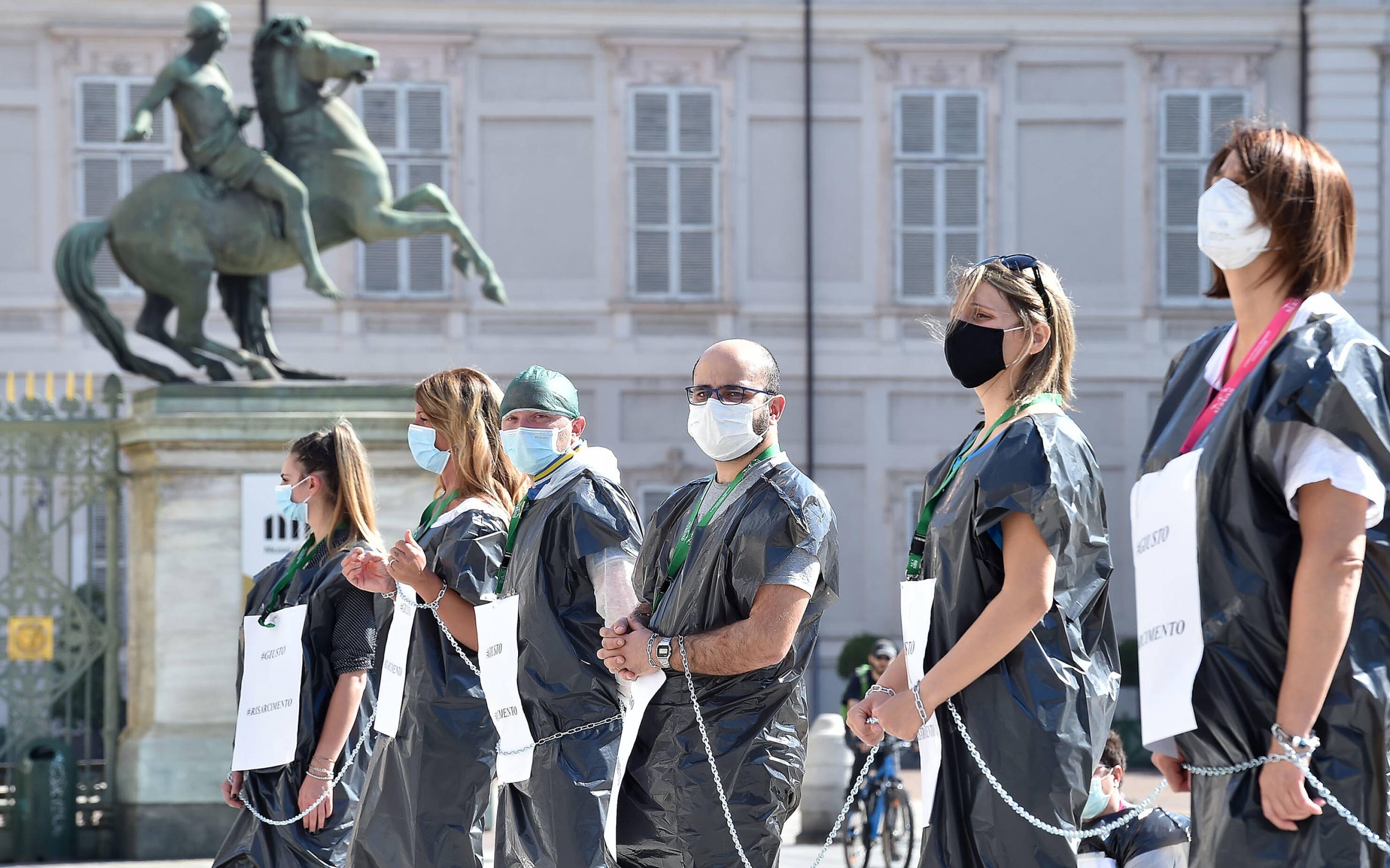 La protesta degli infermieri del Nursind in piazza Castello, a Torino