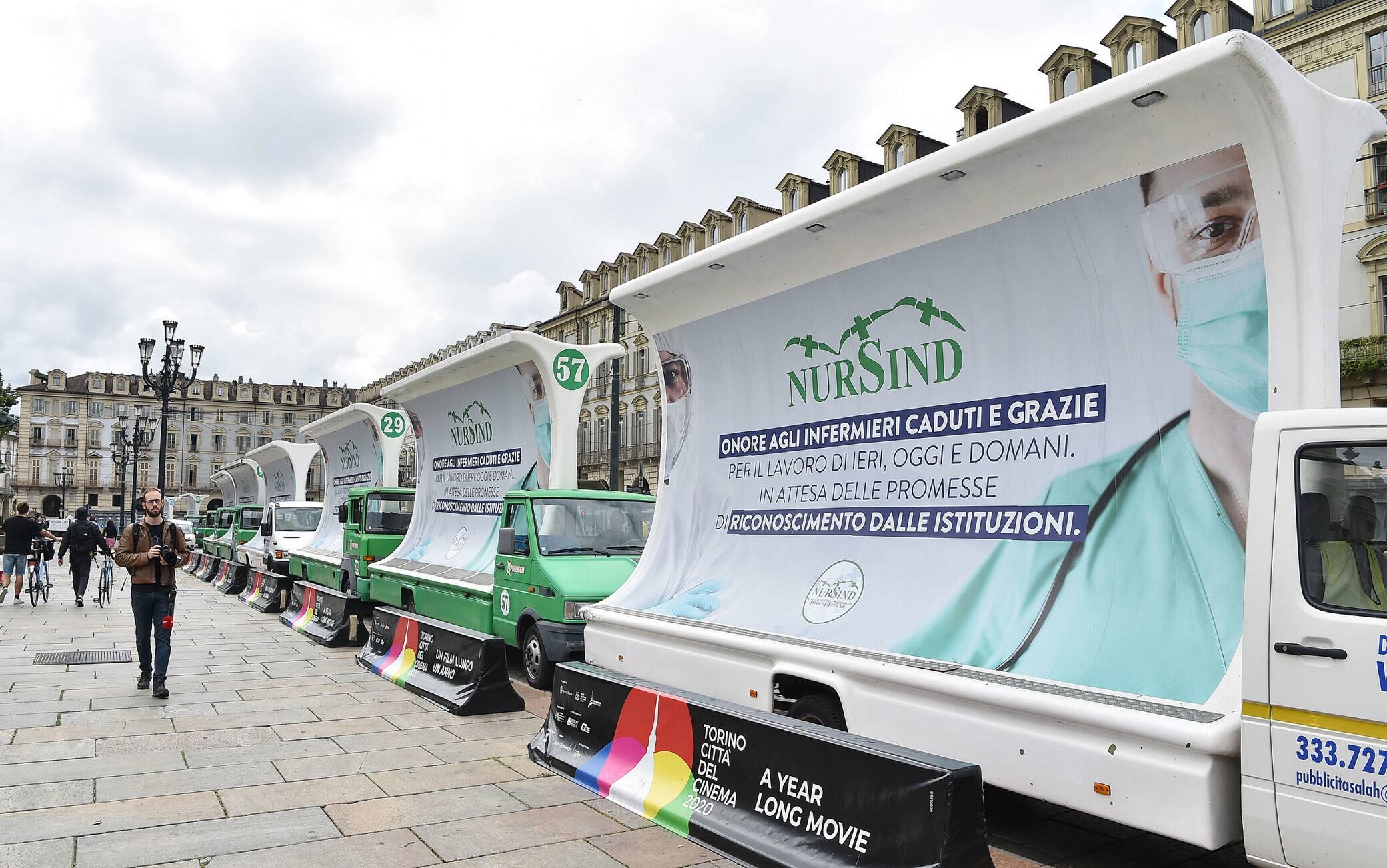 I camion pubblicitari utilizzati dagli infermieri nel corso della manifestazione di protesta contro il Governo sfilano per le vie del centro di Torino, 8 giugno 2020 ANSA/ ALESSANDRO DI MARCO