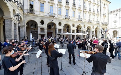 Teatro Regio di Torino, orchestrali suonano contro commissariamento