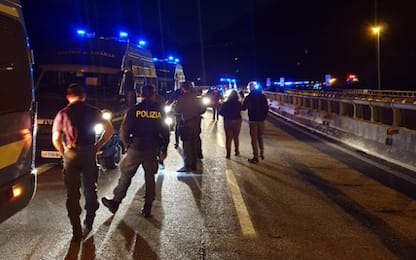 Tav, chiodi in autostrada: forate gomme dei mezzi di polizia