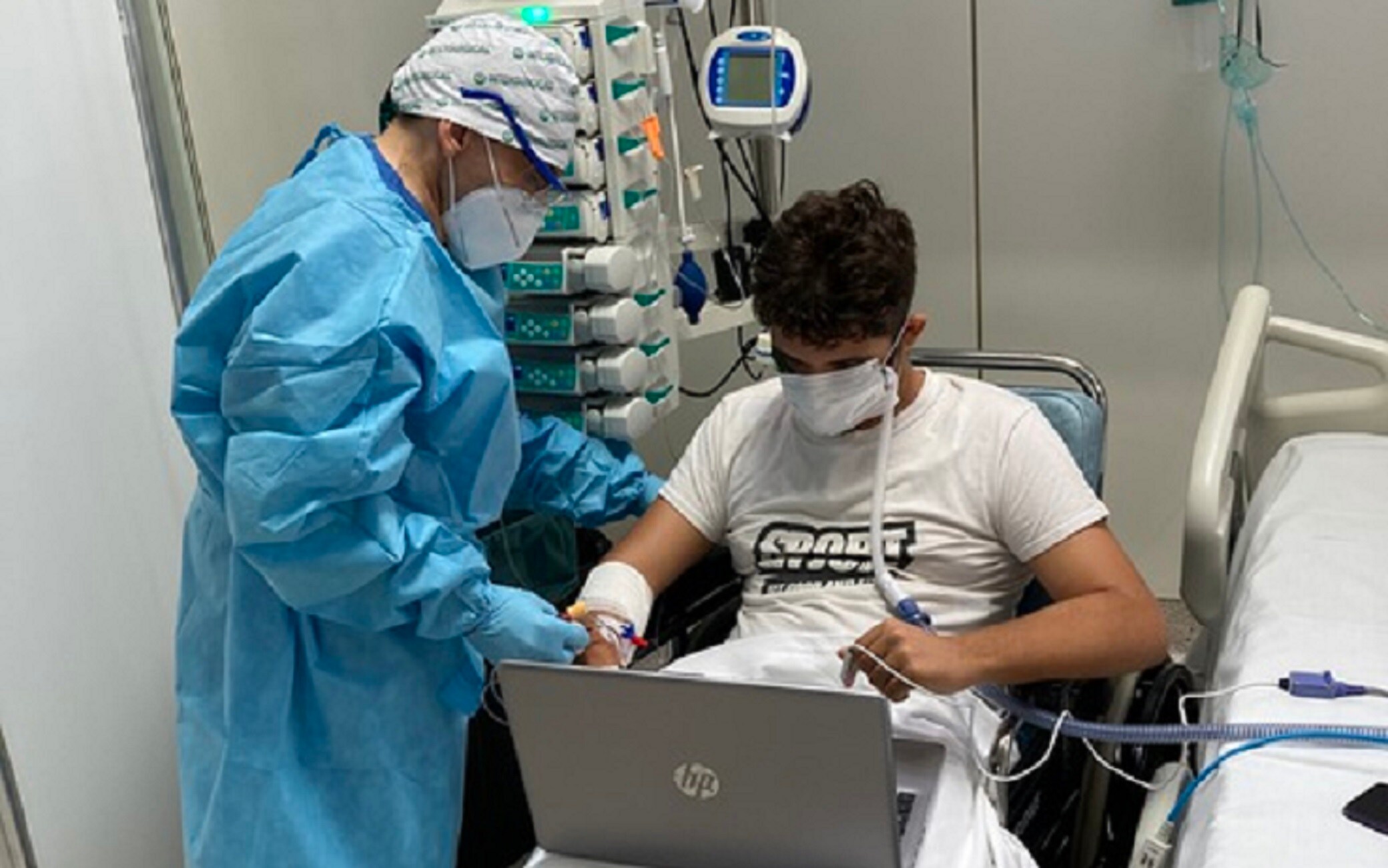 Il ragazzo si è collegato col pc per assistere alle lezioni