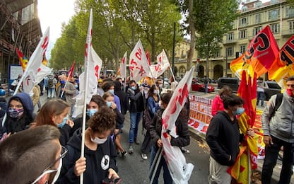 Scuola, protesta studenti e sindacati a Torino. Anche bandiere NoTav