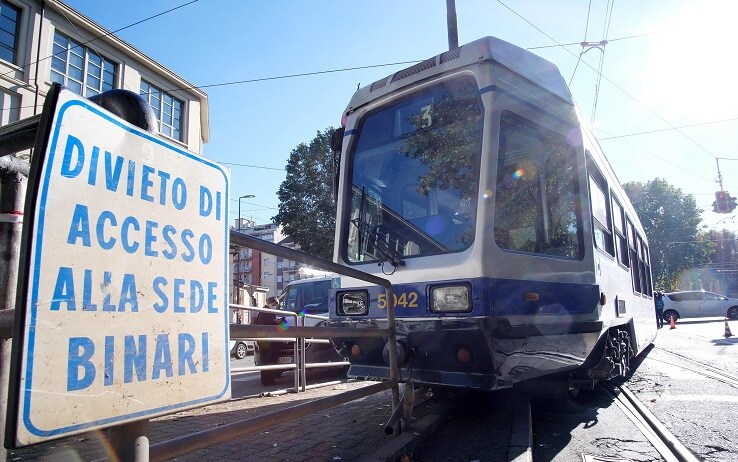 TRAM DERAGLIA A TORINO