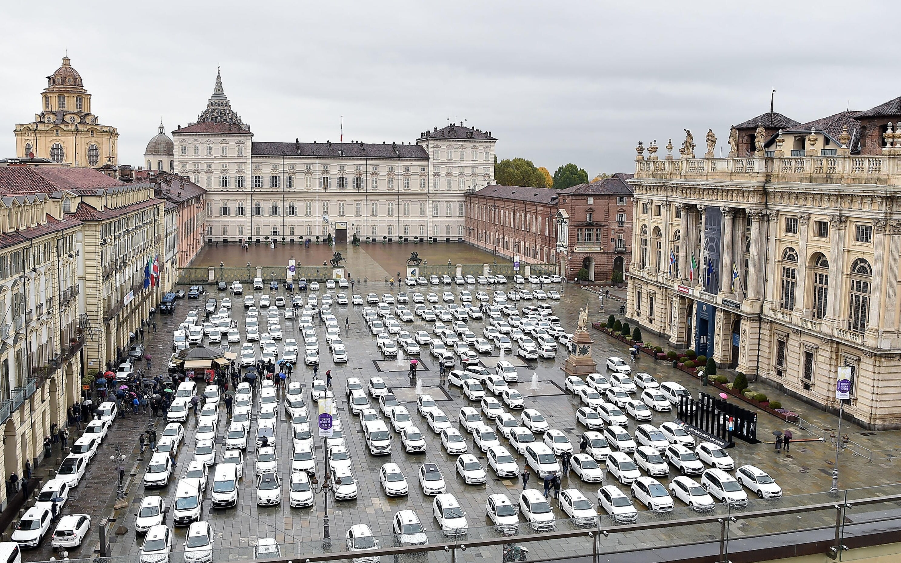 Il presidio in piazza Castello