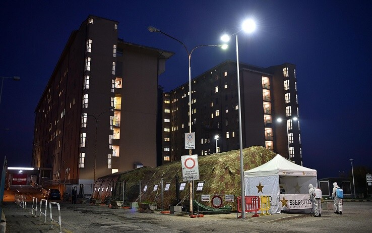 CORONAVIRUS: ESERCITO MONTA TENDE DAVANTI ALL'OSPEDALE DI RIVOLI Italian soldiers mount two tents in front of the emergency room of the hospital of Rivoli, common of the first belt of Turin, larger than those prepared last spring, Turin, Italy, 29 October 2020. The two tents will relieve the pressure on the emergency room of the hospital. One will be used as a pre-triage point and will serve to further facilitate access procedures and to better divide the flows between patients Covid-19 and not Covid-19 arriving by ambulance. The other will be used as a waiting room. EPA/ALESSANDRO DI MARCO