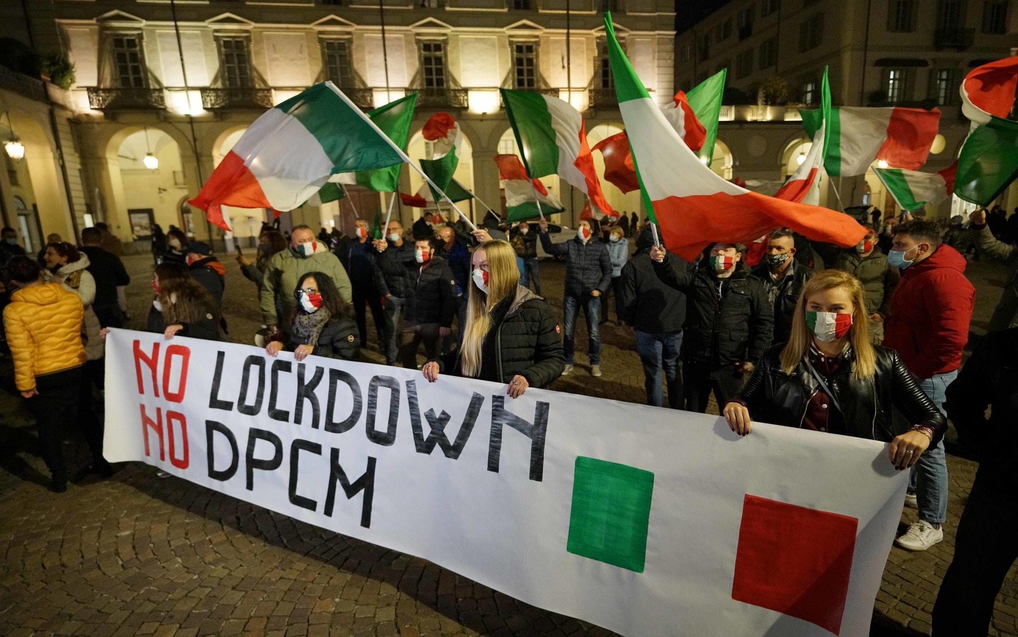 Manifestazione contro Lockdown Torino Un momento della manifestazione dei commercianti contro il Dpcm del governo in piazza Vittorio, Torino, 01 novembre 2020. ANSA/TINO ROMANO