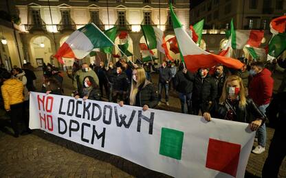 Covid, nuova protesta in piazza a Torino: "No al lockdown"