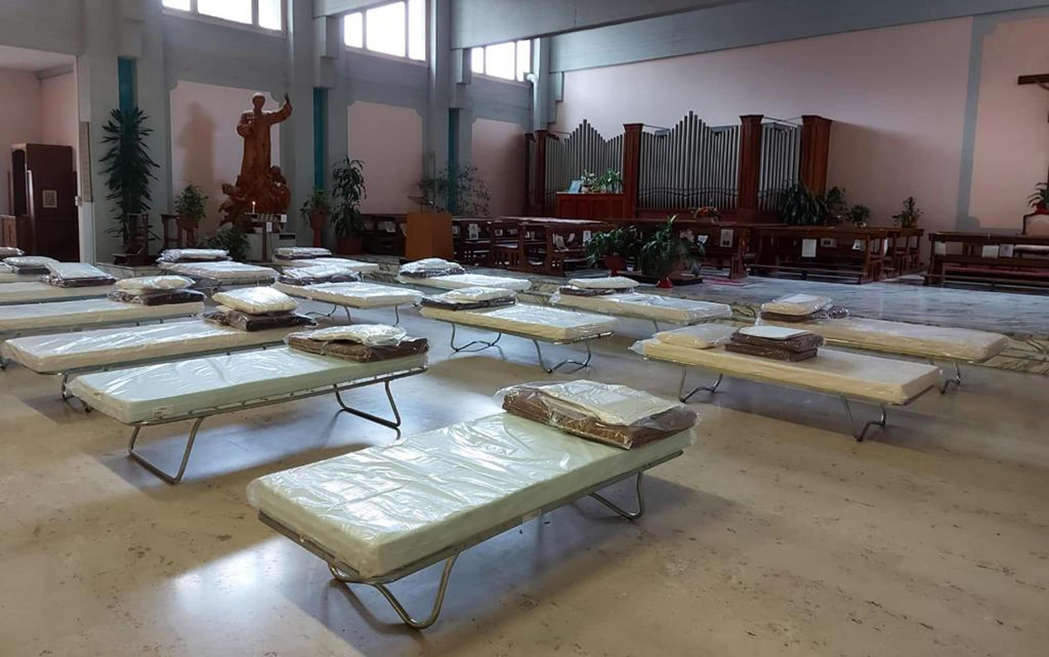 Anche la chiesa dell'ospedale San Luigi di Orbassano (Torino) si prepara ad accogliere i pazienti Covid, 06 novembre 2020. Come già accaduto per quella del Martini di Torino, fila di brandine sono state allestite dove c'erano i banchi per i fedeli.
ANSA/UFFICIO STAMPA
+++ ANSA PROVIDES ACCESS TO THIS HANDOUT PHOTO TO BE USED SOLELY TO ILLUSTRATE NEWS REPORTING OR COMMENTARY ON THE FACTS OR EVENTS DEPICTED IN THIS IMAGE; NO ARCHIVING; NO LICENSING +++