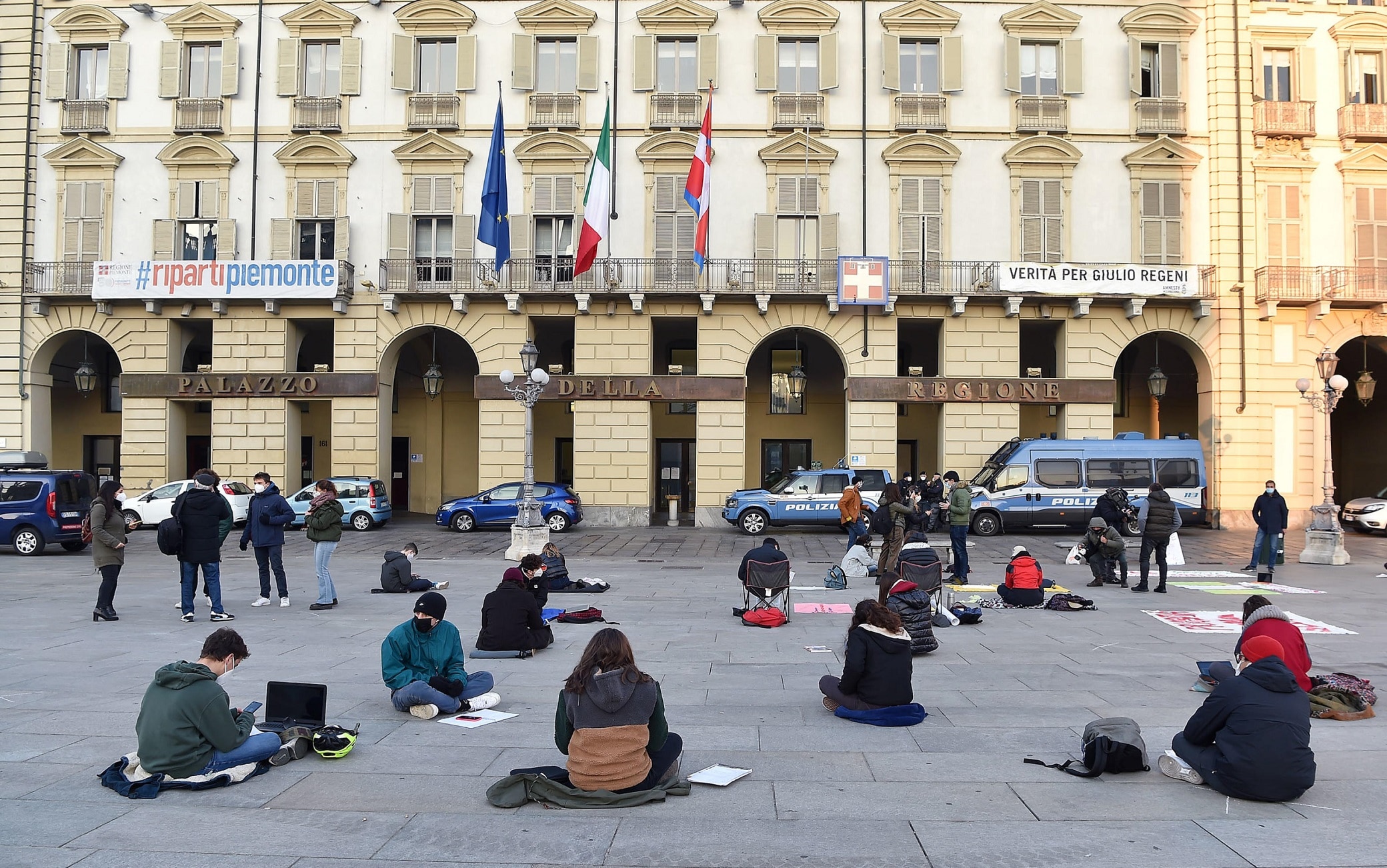 Gli studenti in piazza a Torino Distance learning students study outdoors in front of the 'Regione Piemonte'palace in Castello Square during the coronavirus Covid-19 pandemic emergency in Turin, Italy, 26 November 2020. ANSA/ALESSANDRO DI MARCO