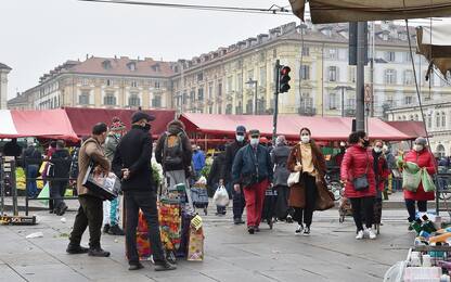 Natale, ultimo giorno di zona gialla: code e traffico a Torino
