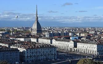 Dopo le forti piogge torna a splendere il sole con temperatura primaverile a Torino, 30 ottobre 2018. ANSA/ ALESSANDRO DI MARCO