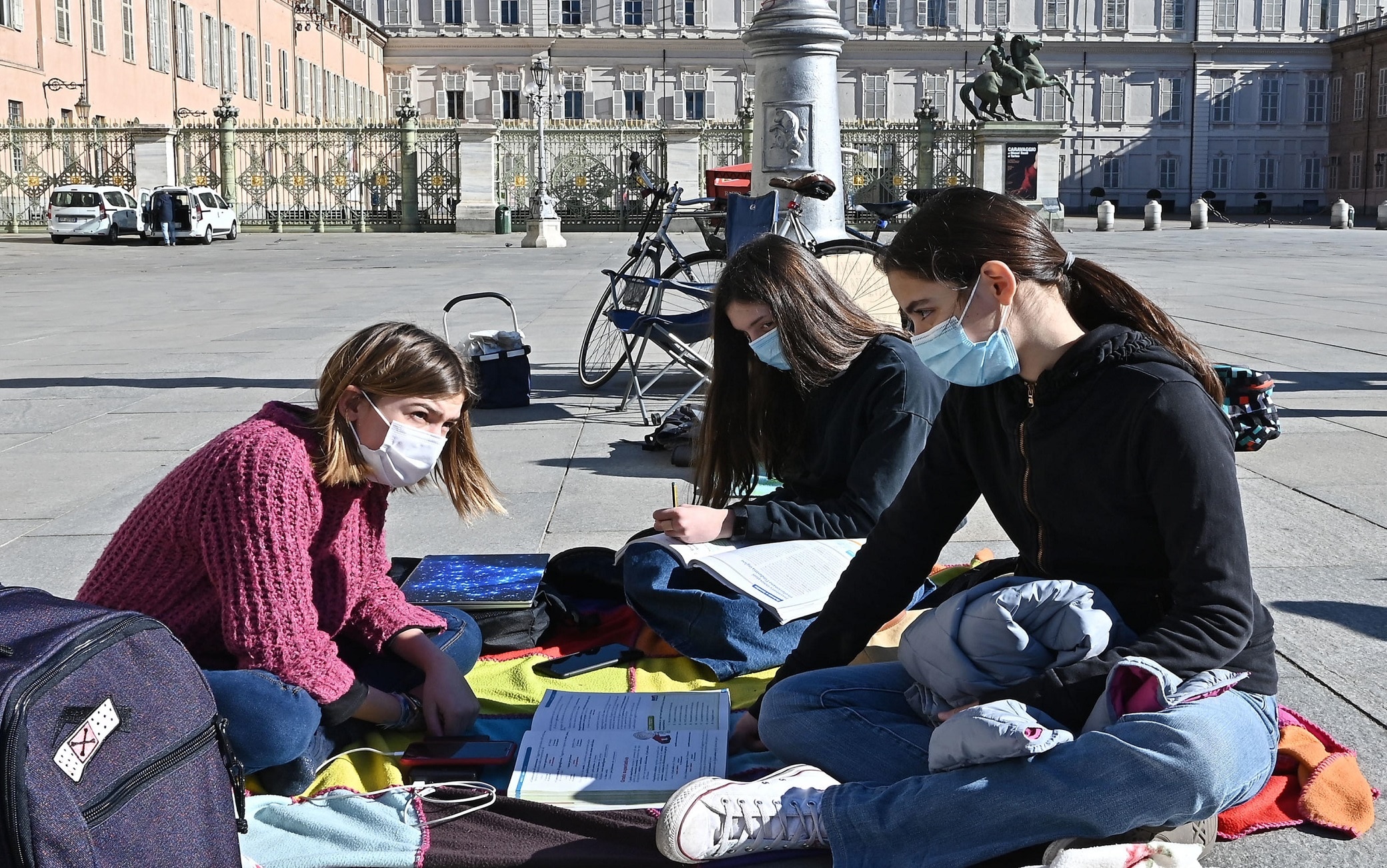 Maia, Anita e Lisa oggi intente a seguire le lezioni online in piazza Castello Maia, Anita e Lisa oggi intente a seguire le lezioni online in piazza Castello