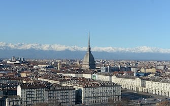 La città di Torino vista dall'alto dei monti dei Cappuccini con la mole e lo sfondo delle Alpi innevate.Torino 10 dicembre 2019 ANSA/TINO ROMANO