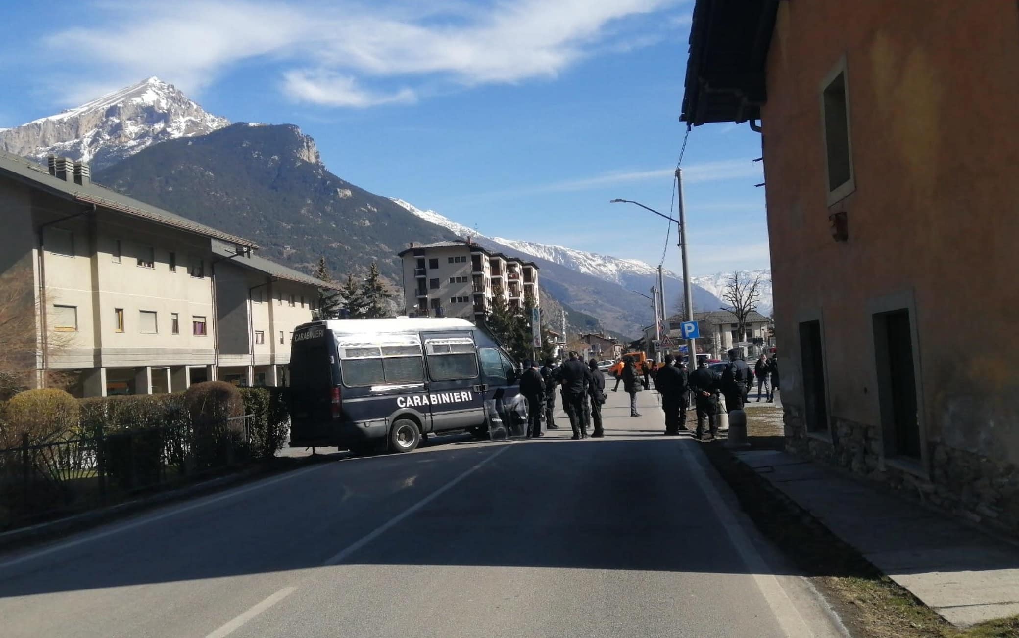 Digos della Questura di Torino e carabinieri sono impegnati dall'alba nello sgombero della casa cantoniera alle porte di Oulx