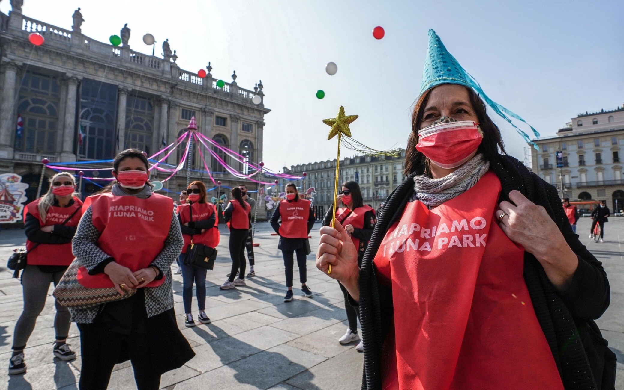 La protesta in piazza Castello a Torino di giostrai e circensi La protesta in piazza Castello a Torino di giostrai e circensi