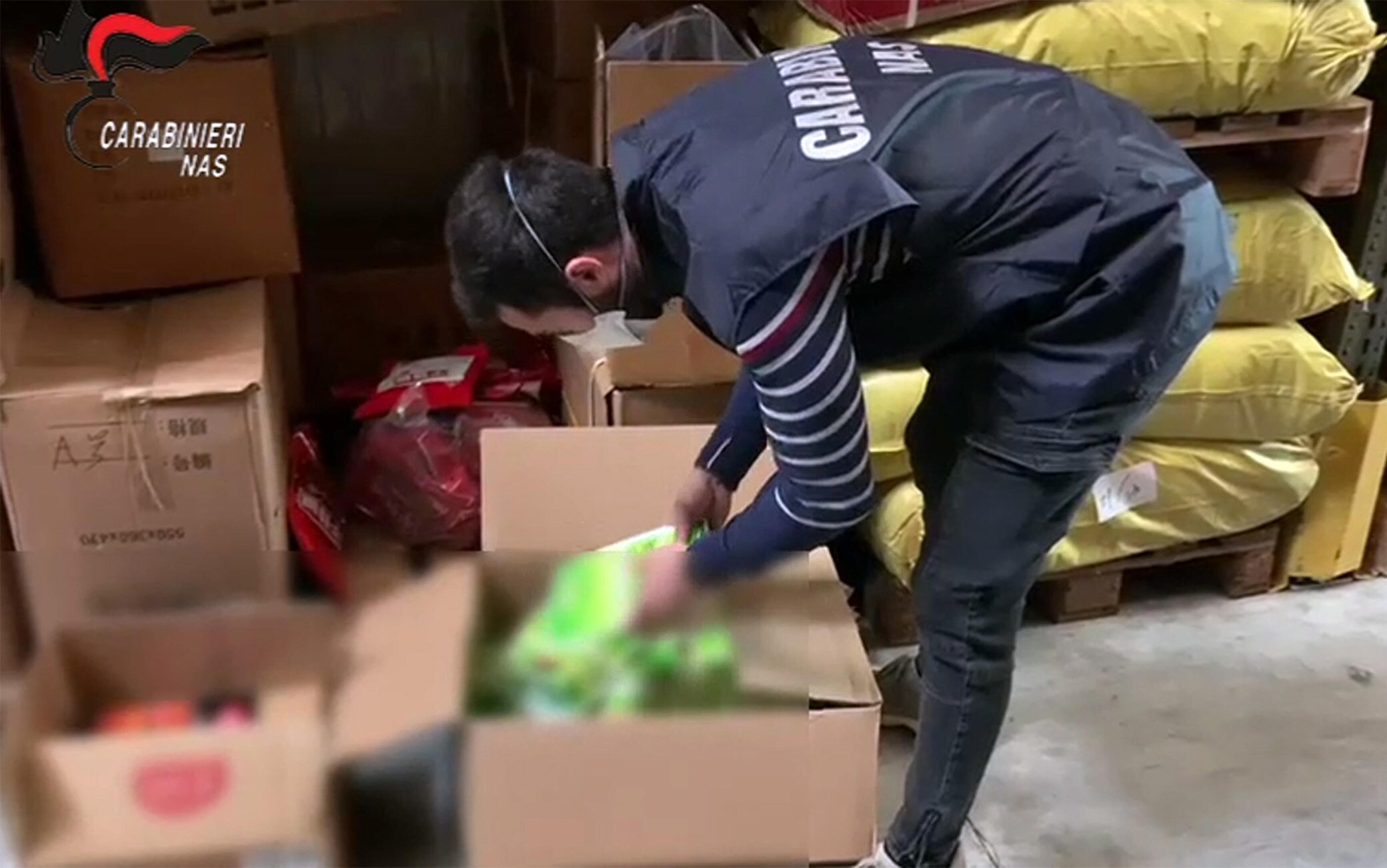 Un fermo immagine tratto da un video dei carabinieri di Torino, 7 aprile 2021: Oltre seimila medicinali di origine cinese, tra cui farmaci venduti come anti Covid, sono stati sequestrati dai carabinieri del Nas di Torino. Erano privi delle necessarie autorizzazioni di Aifa ed Ema. Le indagini erano partite lo scorso gennaio a seguito della scoperta, nel centro del capoluogo piemontese, di alcune decine di confezioni di medicinali cinesi all'interno di una rivendita al dettaglio di generi alimentari. I medicinali erano stoccati in una rivendita all'ingrosso con sedi tra Prato e la provincia di Firenze, di proprietà di un 50enne cinese che è stato denunciato.
ANSA/CARABINIERI NAS EDITORIAL USE ONLY NO SALES