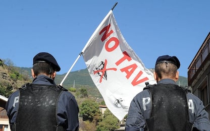 Corteo No Tav in Val Susa: manifestanti bloccano autostrada