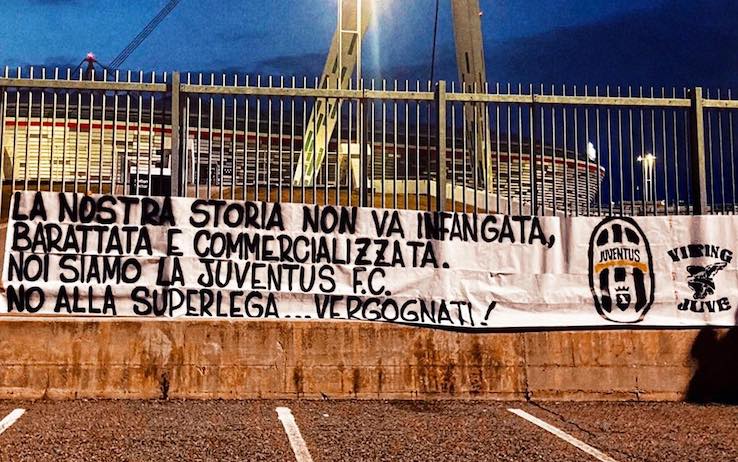 Lo striscione - Viking Juve 1986 (Facebook)