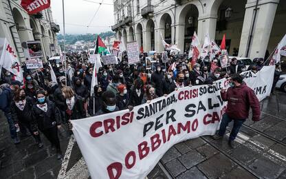 Primo maggio, centri sociali in corteo a Torino: 150 identificati