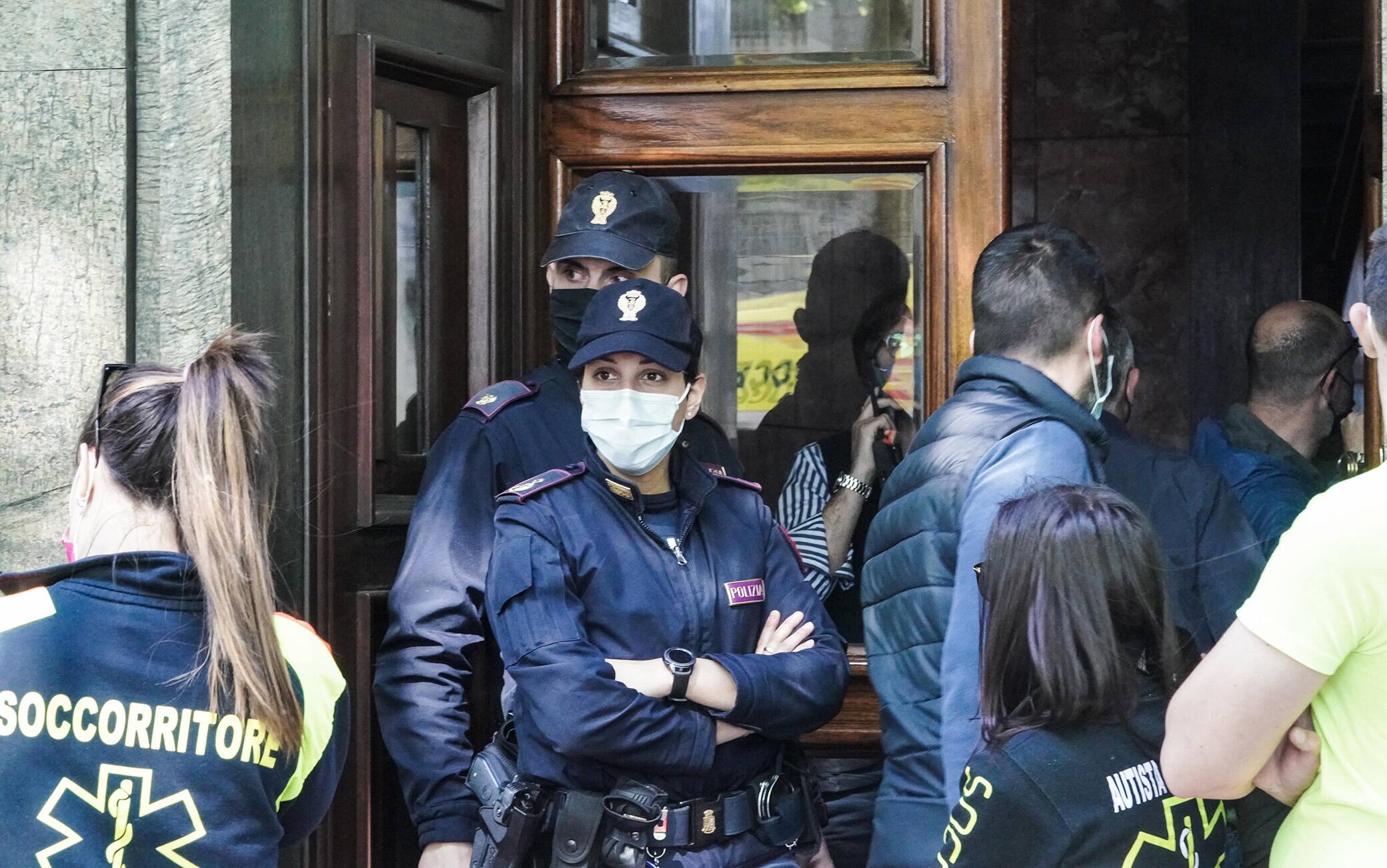 Una veduta esterna del palazzo dove un uomo, una guardia giurata di 50 anni, ha ucciso la moglie sparandole alcuni colpi di pistola, a Torino, 07 maggio 2021. ANSA/TINO ROMANO
