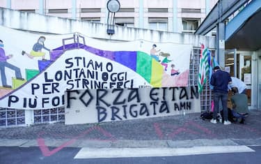 Uno striscione per Eitan appeso dai tifosi della Juventus davanti all'ospedale Regina Margherita dove è ricoverato il bambino di 5 anni, unico sopravvissuto nella strage della funivia del Mottarone, Torino, 25 maggio 2021.  ANSA/JESSICA PASQUALON