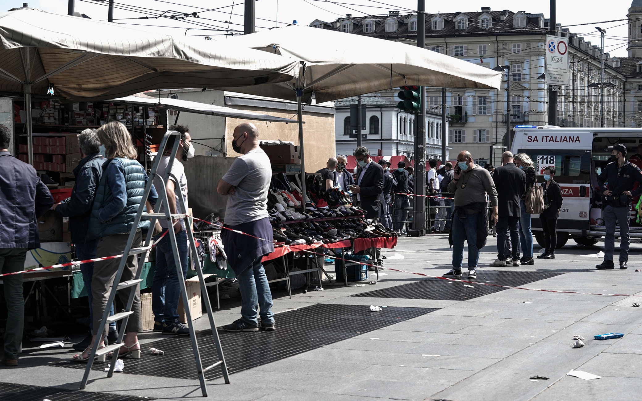 Lite tra ambulanti cinesi finisce a coltellate, un morto al mercato di Porta Palazzo,Torino, 26 maggio 2021. La polizia ha fermato l'aggressore. ANSA/TINO ROMANO
