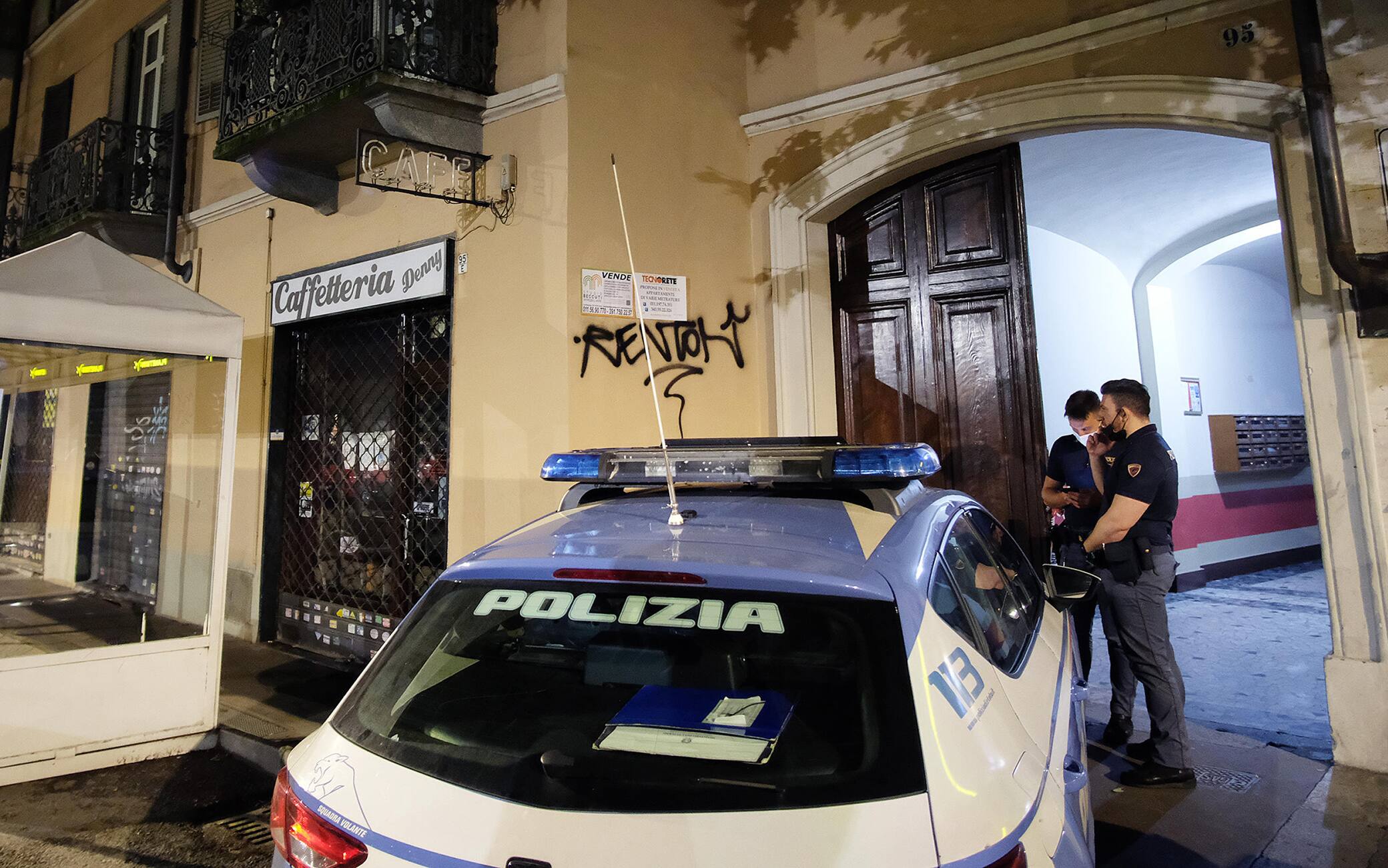 La polizia all'esterno del palazzo dove un 25enne originario del Bangladesh è stato trovato ucciso nel suo appartamento a Torino, 9 giugno 2021.
ANSA/ ALESSANDRIO DI MARCO