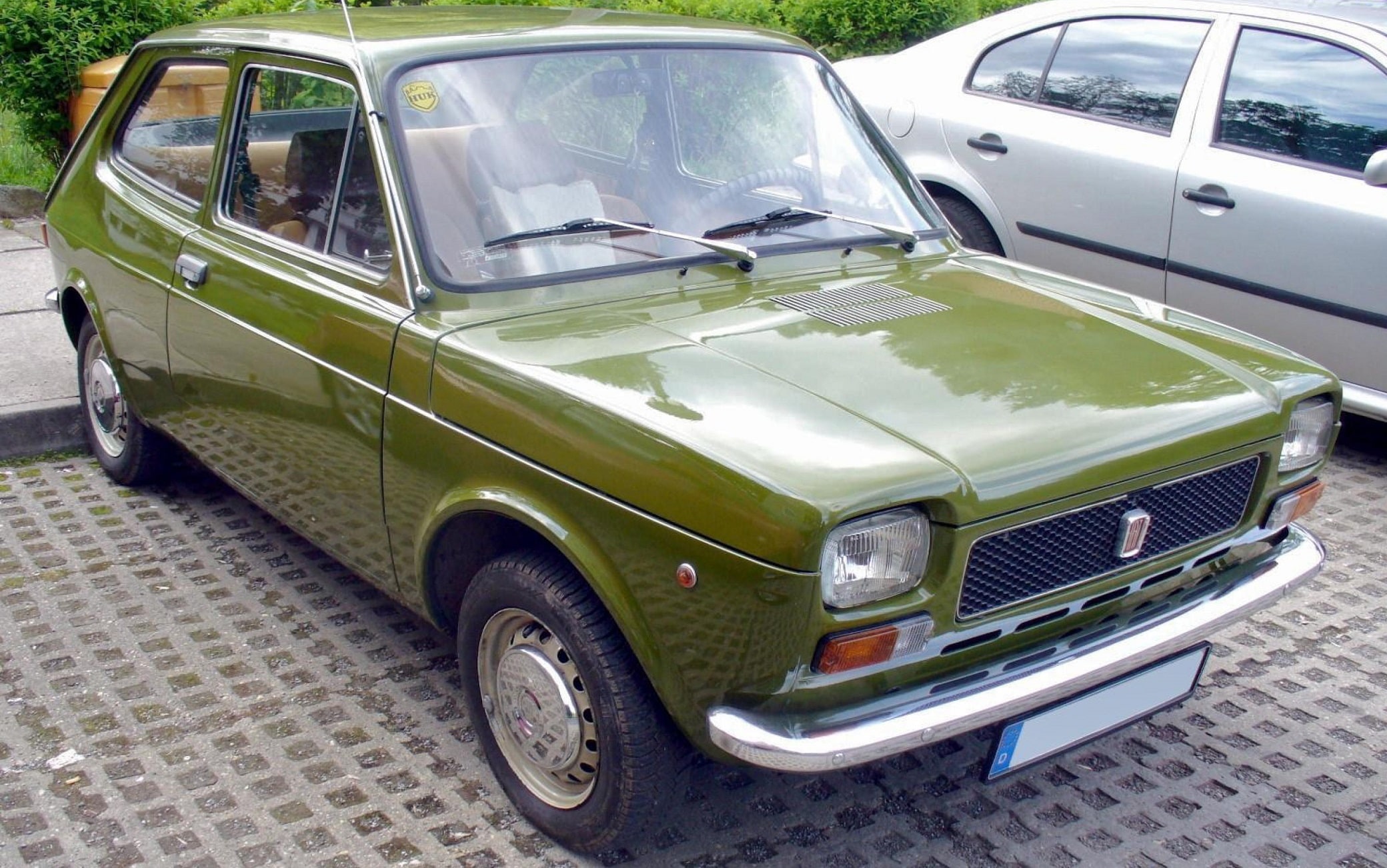 La Fiat 127 Una Fiat 127, l'automobile spaziosa dentro e piccola fuori, brillante e sportiva, rimasta in produzione nelle molteplici versioni per 16 anni. La 127, prodotta in oltre cinque milioni di esemplari, ha rappresentato nella storia della Fiat una tra le vetture di maggiore successo, 17 giugno 2021.