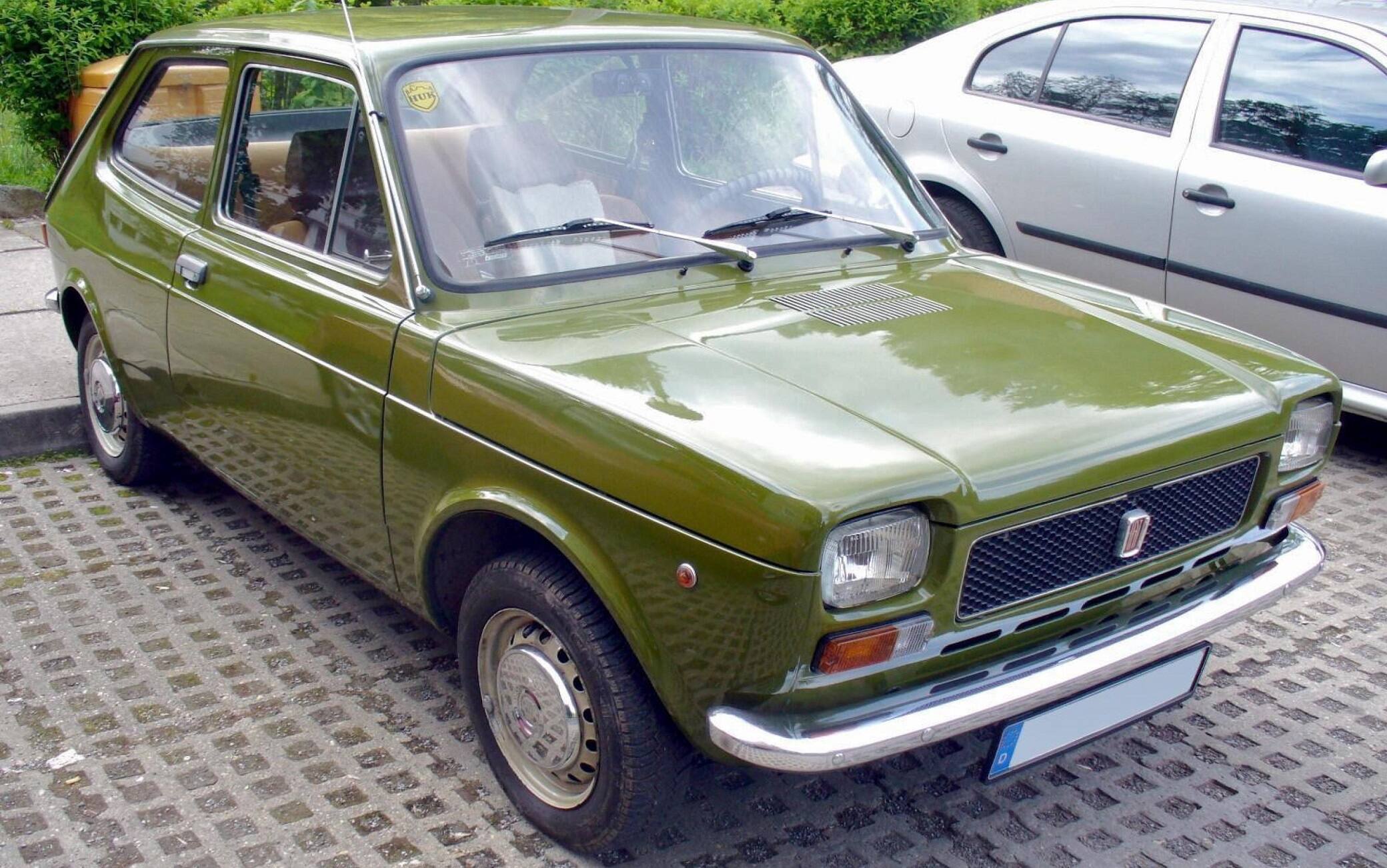 Una Fiat 127,  l'automobile spaziosa dentro e piccola fuori, brillante e sportiva, rimasta in produzione nelle molteplici versioni per 16 anni. La 127, prodotta in oltre cinque milioni di esemplari, ha rappresentato nella storia della Fiat una tra le vetture di maggiore successo, 17 giugno 2021.