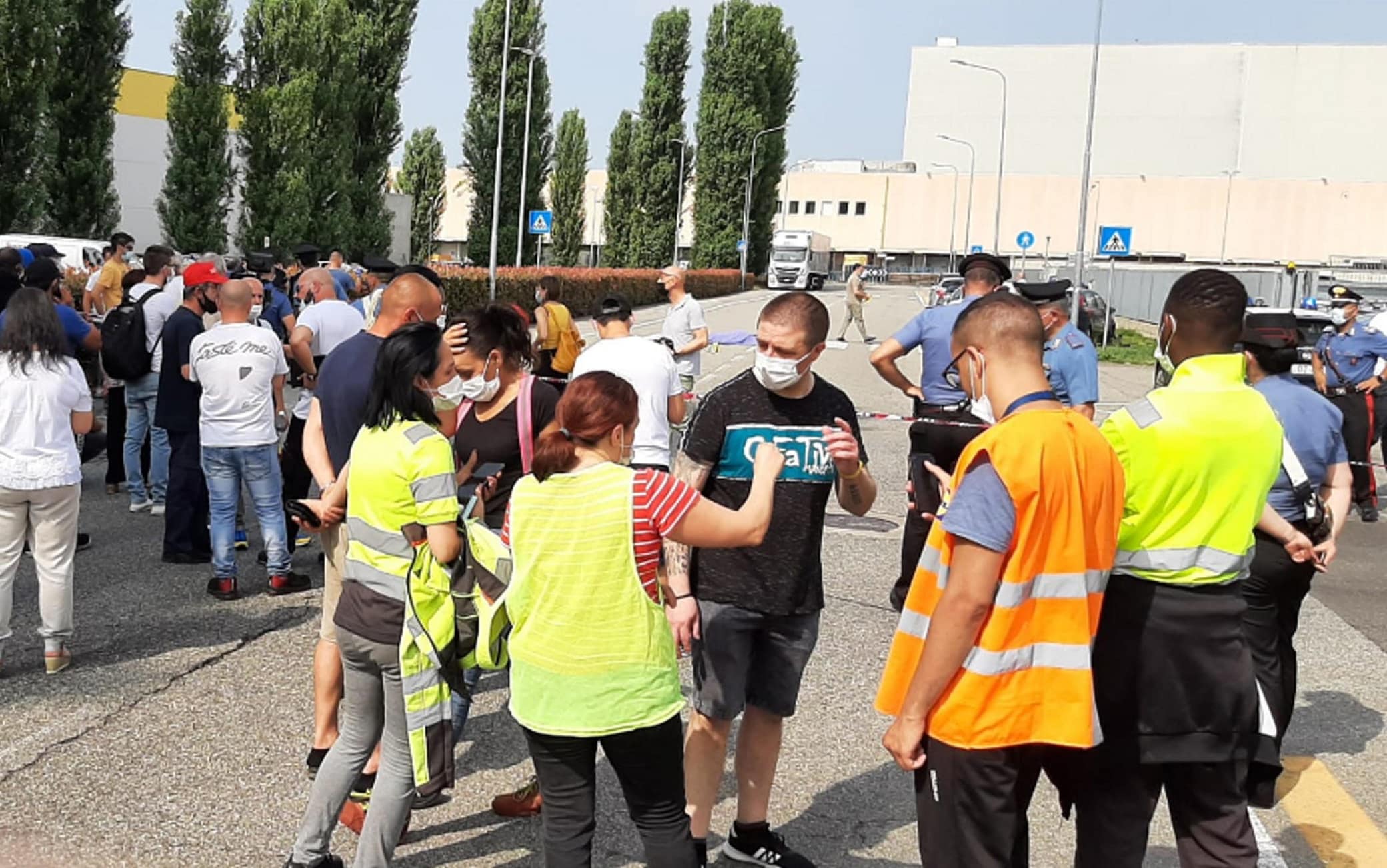 Il presidio di lavoratori della logistica davanti ai cancelli della Lidl dove un 37enne è morto questa mattina investito da un camion a Biandrate, 18 giugno 2021. Un 37enne è morto questa mattina investito da un camion davanti ai cancelli dell