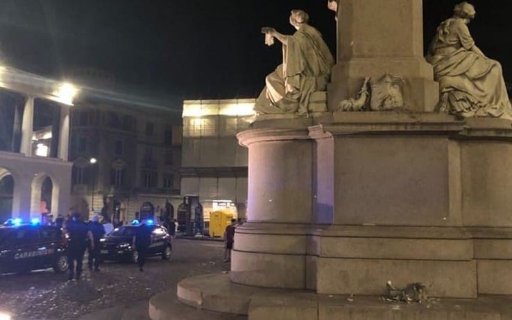 La statua di Cavour danneggiata a Vercelli La statua di Cavour danneggiata a Vercelli
