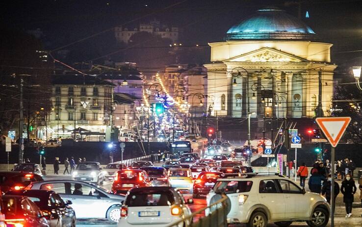 Traffico e ingorghi in piazza Vittorio per lo shopping natalizio. Torino 23 dicembre 2020 ANSA/TINO ROMANO